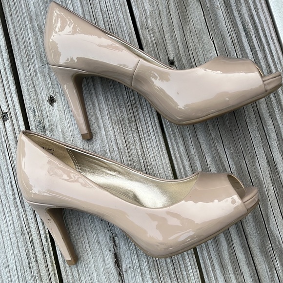 Bandolino peep-toe glossy tan shoes 6W - Picture 5 of 10